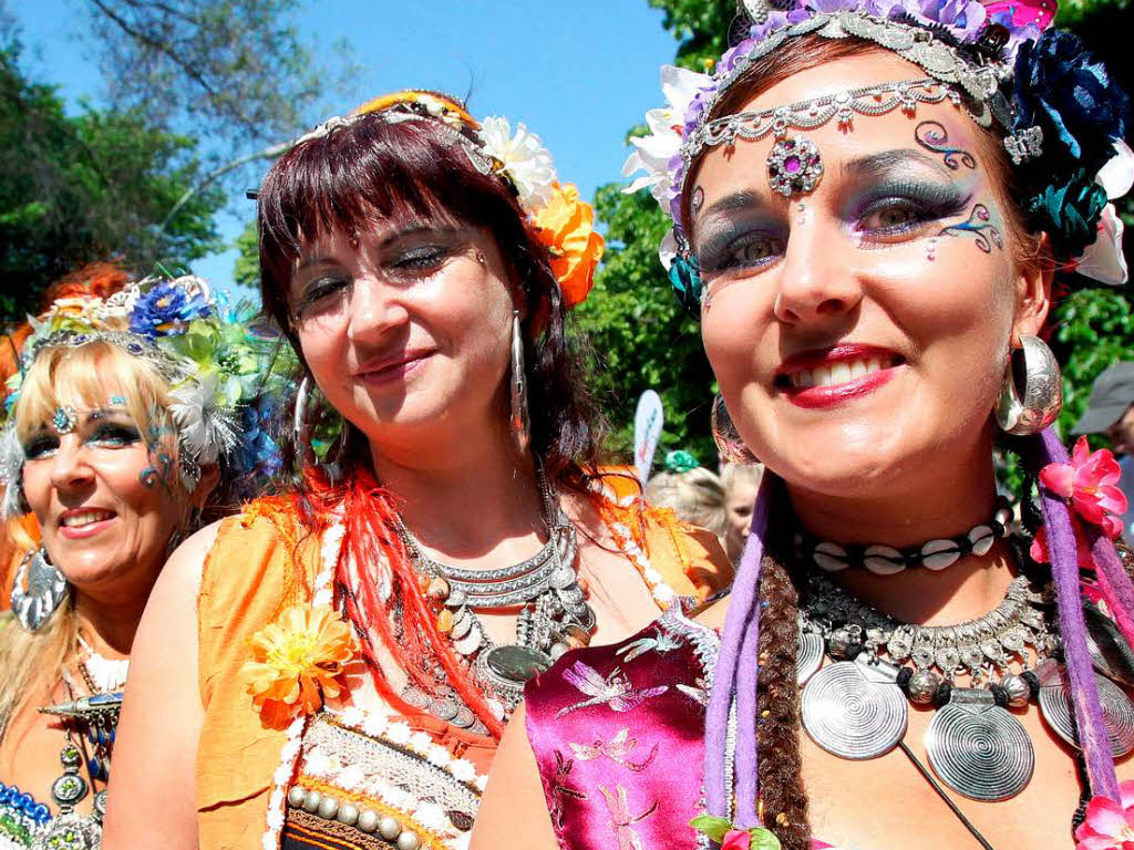 Tanz, Gesang und bunte Kostme: beim Karneval der Kulturen zeigt sich das multikulturelle Berlin von seiner buntesten Seite.