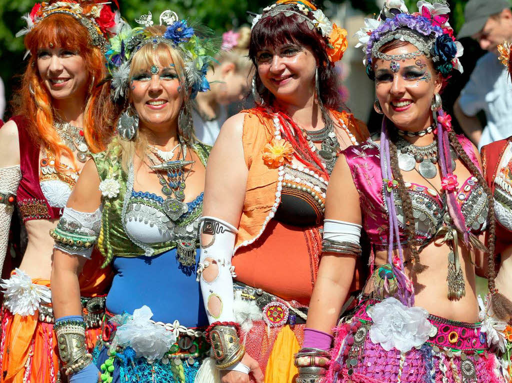 Tanz, Gesang und bunte Kostme: beim Karneval der Kulturen zeigt sich das multikulturelle Berlin von seiner buntesten Seite.