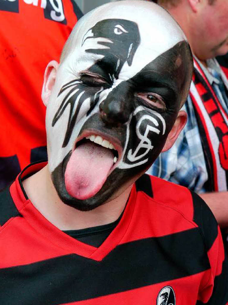 Kiss trifft Sportclub - SC-Fan mit Gesichtsbemalung