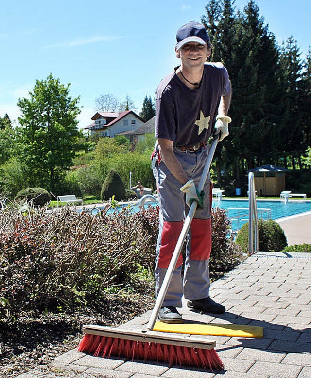 Bademeister Jrgen Blattert ist gut ge...ison und hofft auf viele sonnige Tage.  | Foto: Martha Weishaar