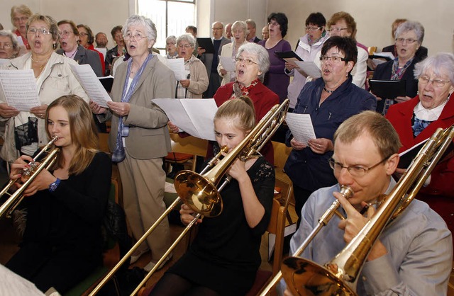 Die beiden Friesenheimer Kirchenchre ... mit dem  Blserensemble aufgetreten.   | Foto: Heidi Fssel