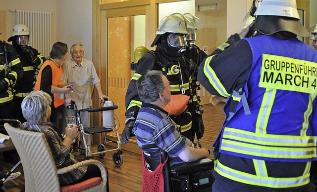 Die Bewohner des Seniorenpflegeheims t...rleute  sie nach drauen begleiteten.   | Foto: Julius Steckmeister