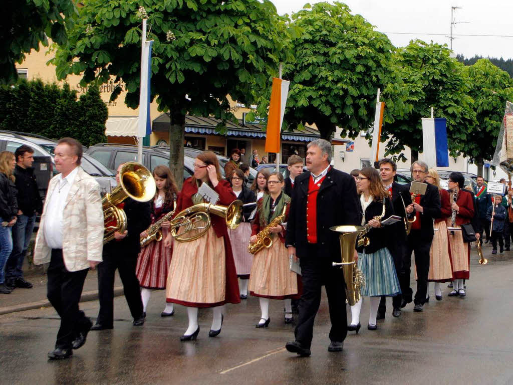 Der lange Festumzug zum Jubilum des MGV Schuttertal fhrte am Sonntagvormittag durch den Ort. Mit dabei waren auch Frauen in ihrer typischen Tracht (kleines Foto).