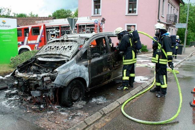 Technischer Defekt: Auto brennt aus