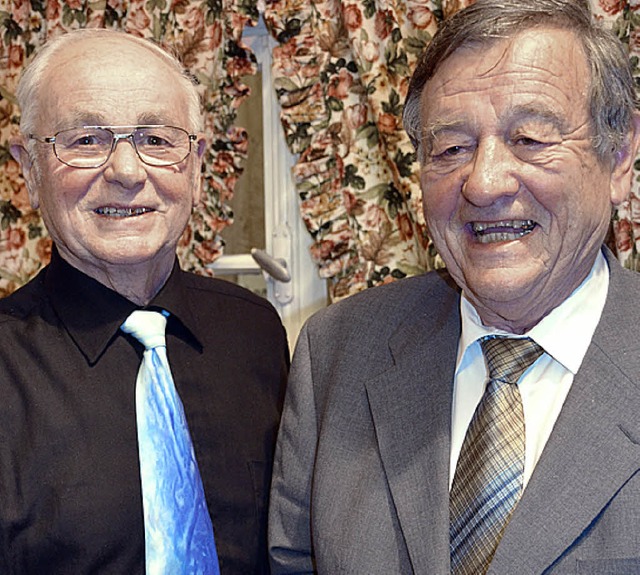 Harald Mrkt (rechts) ehrt den Tenor Max Branghofer.    | Foto: Umiger