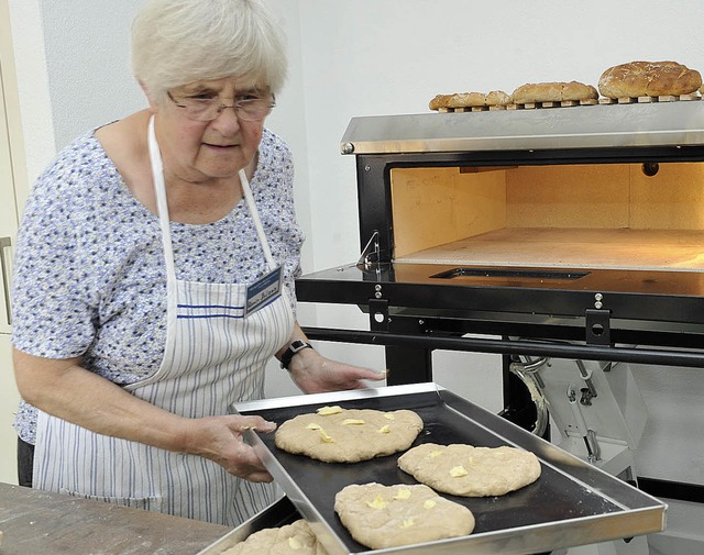 Im neuen Mhlen-Steinofen  wurden von ...anz Scharwaie und Hefezpfe gebacken.   | Foto: Volker Mnch