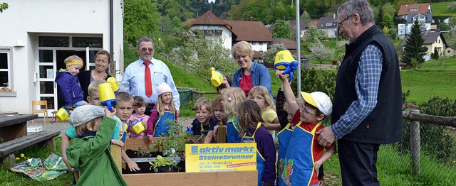 Alfons Steinebrunner (Mitte) und Hansj...na Eyhorn vom Kindergarten Adelsberg.   | Foto: Berger