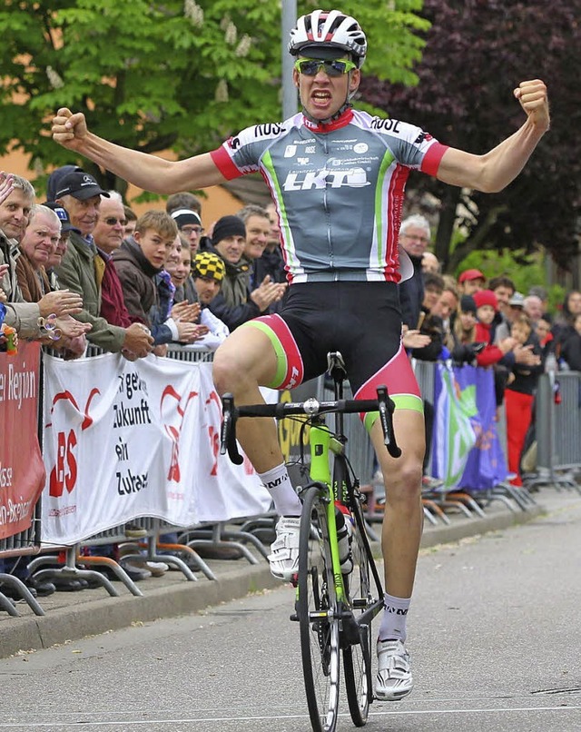 Jonas Koch setzt sich in Merdingen knapp im Zielsprint durch.   | Foto: Keller