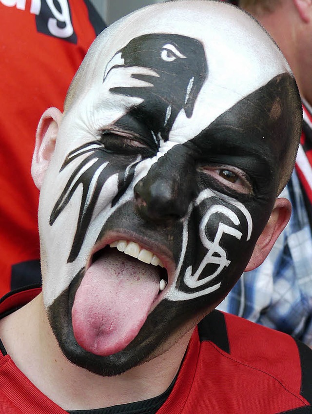 Kiss trifft Sportclub - SC-Fan mit Gesichtsbemalung  | Foto: Disch Peter