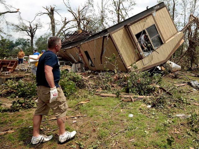 Ein Tornado hat im US-Bundestaat Oklah...formationen Dutzende Menschen gettet.  | Foto: AFP