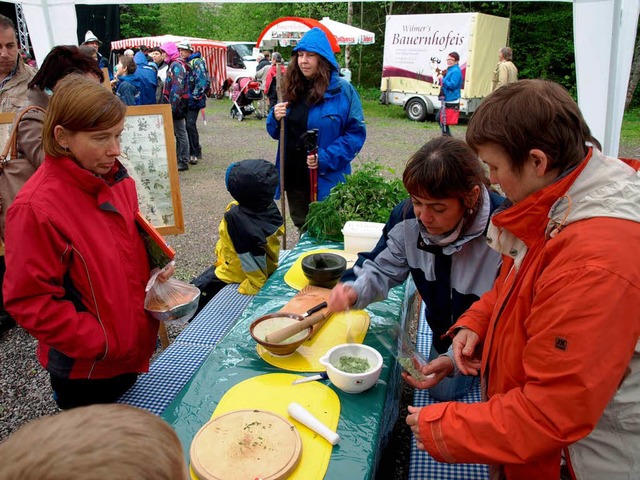 Besucher des Naturparkmarktes sahen auch die Herstellung von Krutersalzen.  | Foto: Marion Pfordt