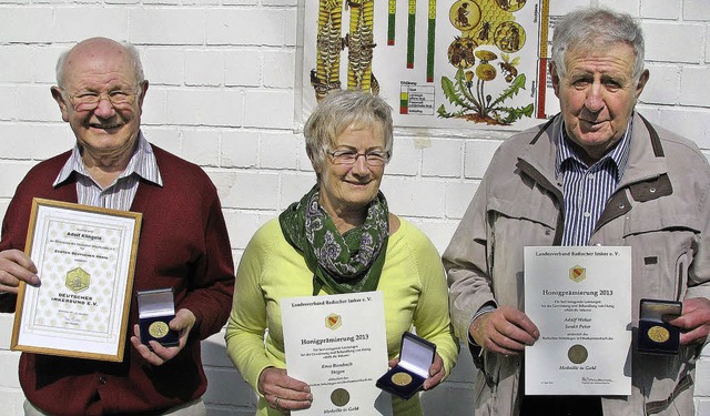 Erfolgreiche Imker (von links): Adolf Klingele, Erna Rombach und Adolf Weber   | Foto: Monika Rombach