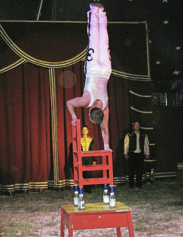 Handstand auf vier Flaschen will gebt sein.   | Foto: Roman Kiener