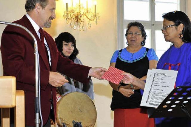 Judy da Silva aus Kanada nimmt in St. Peter den Michael-Sattler-Friedenspreis entgegen