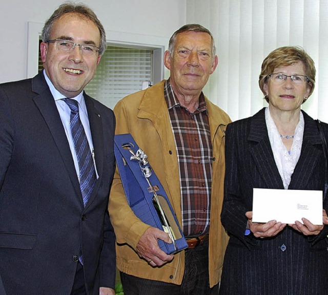 Vorstandsmitglied Markus Singler mit den  Gewinnern Alfred und Ursula Hhne.  | Foto: Voba