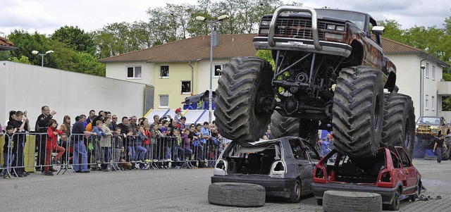 Ein so genannter Monstertruck zerquets...em begeisterten Neuenburger Publikum.   | Foto: Volker Mnch