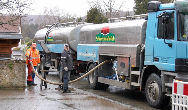 Als es ernst  wurde mit der Wasservers...sten sogar Milchtankfahrzeuge helfen.   | Foto: Herbert Frey