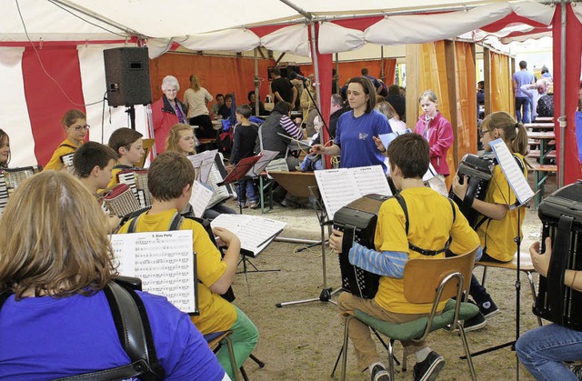 Auch das Jugendorchester trug seinen T...ltung anlsslich des Pfingsthocks bei.  | Foto: Reinhard Cremer