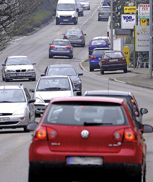 Viel Verkehr: die B3-Ortsdurchfahrt in Schallstadt   | Foto: Siegfried Gollrad