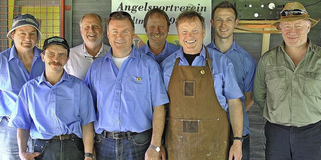 Georg Riegger (dritter von links) ehrt...fr ihre Treue zum Angelsportverein.    | Foto: Ralph Fautz