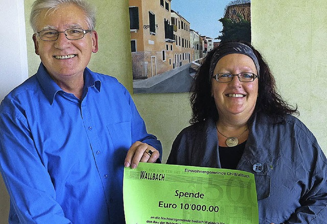 Da freut sich Ortsvorsteher Fred Thele... einen Scheck in Hhe von 10000 Euro.   | Foto: Privat