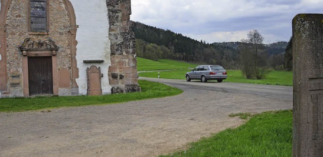 Konfliktstoff: das Niveau der Kreisstr...Gegner das historische Bild zu stren.  | Foto: Wal