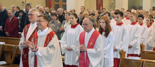 Pfarrer Bernhard Thum (vorne) freute s...en sehr schnen Jubilumsgottesdienst.  | Foto: Bernd Fackler