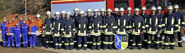 Die Feuerwehrabteilung Atzenbach im Ju... mit Jugendfeuerwehr und Lschfahrzeug  | Foto: Privat