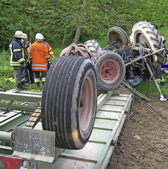 Das bei Bahlingen verunglckte Traktorgespann.  | Foto: Polizei