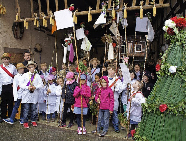 Pfingsths in Weisweil: Trotz Regen ka...ch der Hofeneinfahrt am Anwesen Kress.  | Foto: Ilona Hge