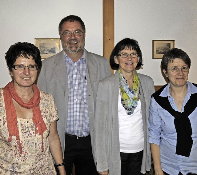 Komplett aus Gemeinderatsmitgliedern b... Wrth und Kassiererin Marianne Wrth.  | Foto: Dietmar Noeske