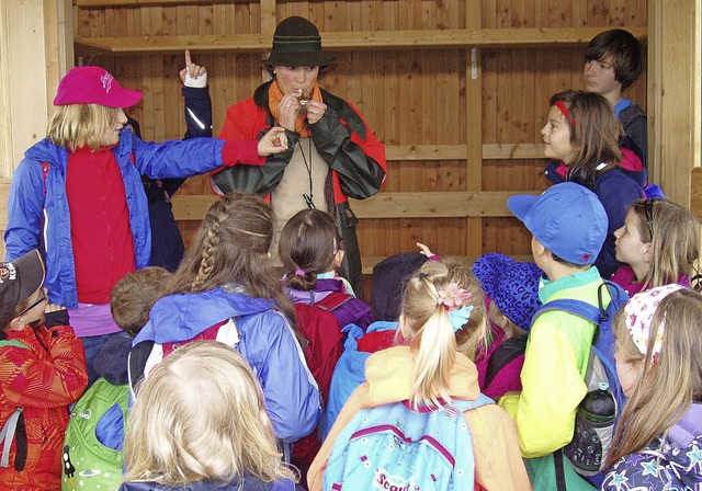 So funktioniert eine Lockpfeife: Sabin... die Grundschler durch die Rheinauen   | Foto: grundschule