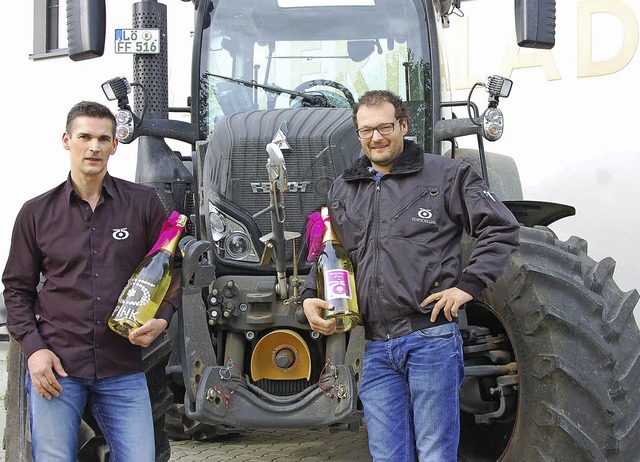 Mike Neubert und Stefan Fnfschilling ...0; vor dem neuen Schlepper des Hofes.   | Foto: Herbert Frey