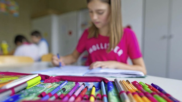 In immer mehr Familien arbeiten beide ... Eschbach wird dem Rechnung getragen.   | Foto: dpa