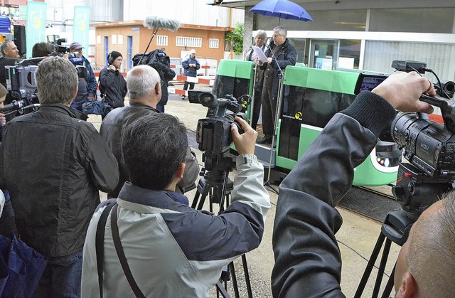 Beschirmt von Projektleiter Rudolf Kog...ck der Mini-Tram &#8222;Clrli&#8220;.  | Foto: Jochen Fillisch