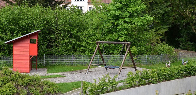 Soll attraktiver werden: der Spielplatz zwischen Kirche und Kindergarten in Au.   | Foto: Andrea Gallien
