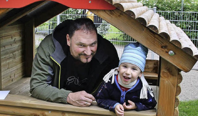 Der zweijhrige Nick Sandmann und sein...er neu geschaffenen Kinderkrippe aus.   | Foto: Andreas Peikert