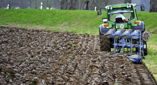 Schwere, nasse Bden erschweren den Bauern die Aussaat.   | Foto: dpa