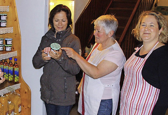 Petra und Maria Stiegeler zeigen einer Kundin die Produkte (von rechts).   | Foto: Silvia Faller