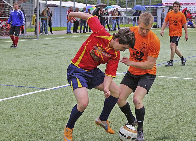 30 Mannschaften kmpfen beim Grmpeltu...S Kleines Wiesental hart um den Ball.   | Foto: Hans-Jrgen Hege