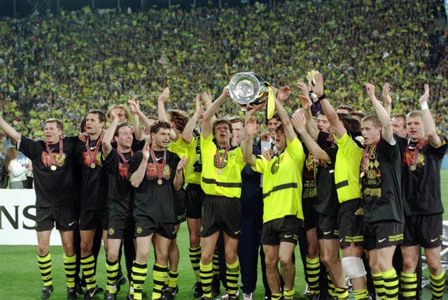 So htten es die Dortmunder gerne wied...997  mit der Champions-League-Trophe.  | Foto: dpa