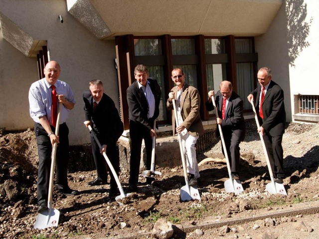 Beim Spatenstich zur Ortskernsanierung...h Klaus Mller (Vierter von links) zu.  | Foto: Wilfried Dieckmann