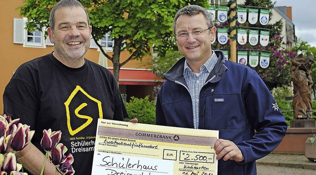 Lions-Club-Prsident Stefan Lauble (re... 2500 Euro fr die Schlerhausarbeit.   | Foto: Gerhard lck