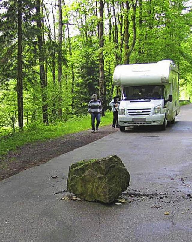 Der Felsbrocken, der auf die Kandelstr...e. Zum Glck kam das Wohnmobil spter.  | Foto: Polizei