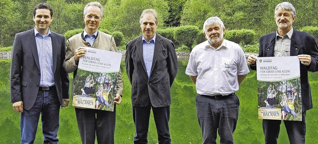 Die Ausrichter des Waldtages (v.l.):  ...und Friedbert Zapf vom Kreisforstamt.   | Foto: Steinhart