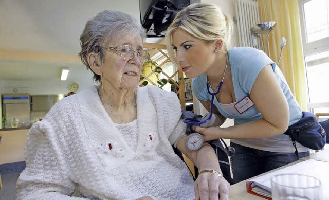 Gute Pflege braucht gutes Personal &#8211; doch das ist mittlerweile rar.   | Foto: dpa