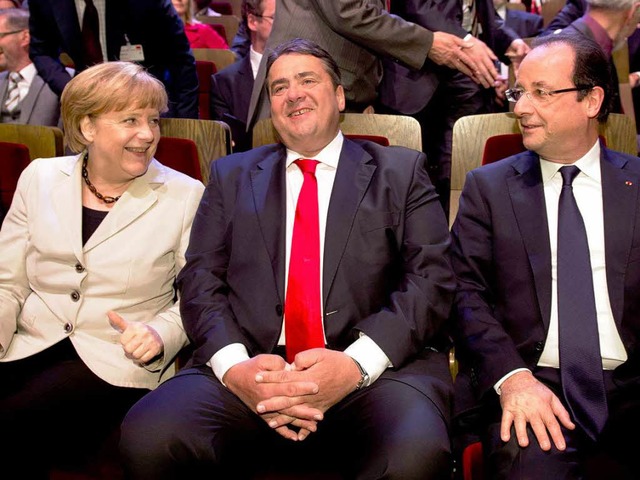 Foto frs Poesiealbum der Partei:  Kan...sident Hollande (von links) in Leipzig  | Foto: dpa