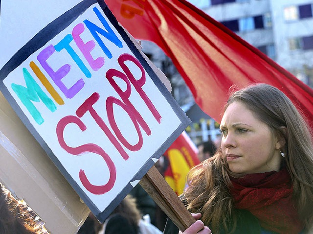 Eine Frau demonstriert  mit einem Plak...rbund zehn Milliarden Euro vom Staat.   | Foto: Wolfgang Kumm/dpa