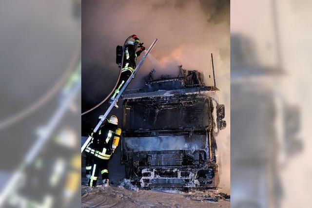 Lastzug mit Neuwagen brennt – 400.000 Euro Schaden
