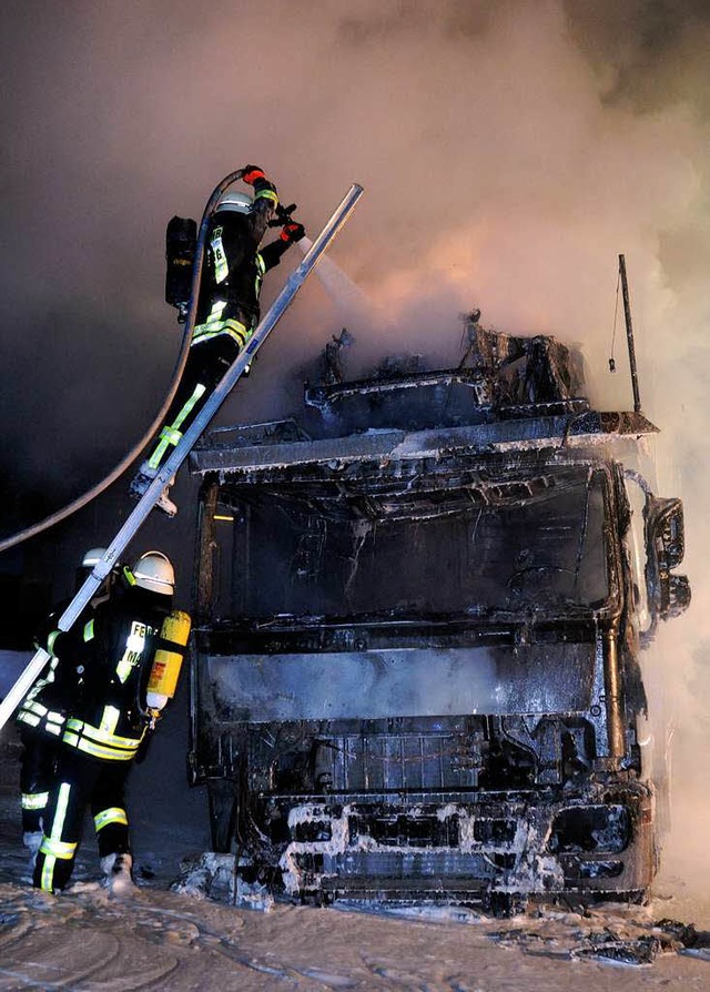 Die Feuerwehr brachte den Brand mit Schaum unter Kontrolle.  | Foto: WOLFGANG KUENSTLE               